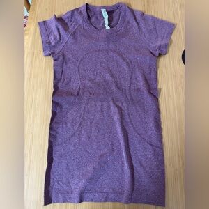 Lululemon Women’s Swiftly Tech short sleeve in mauve size 4